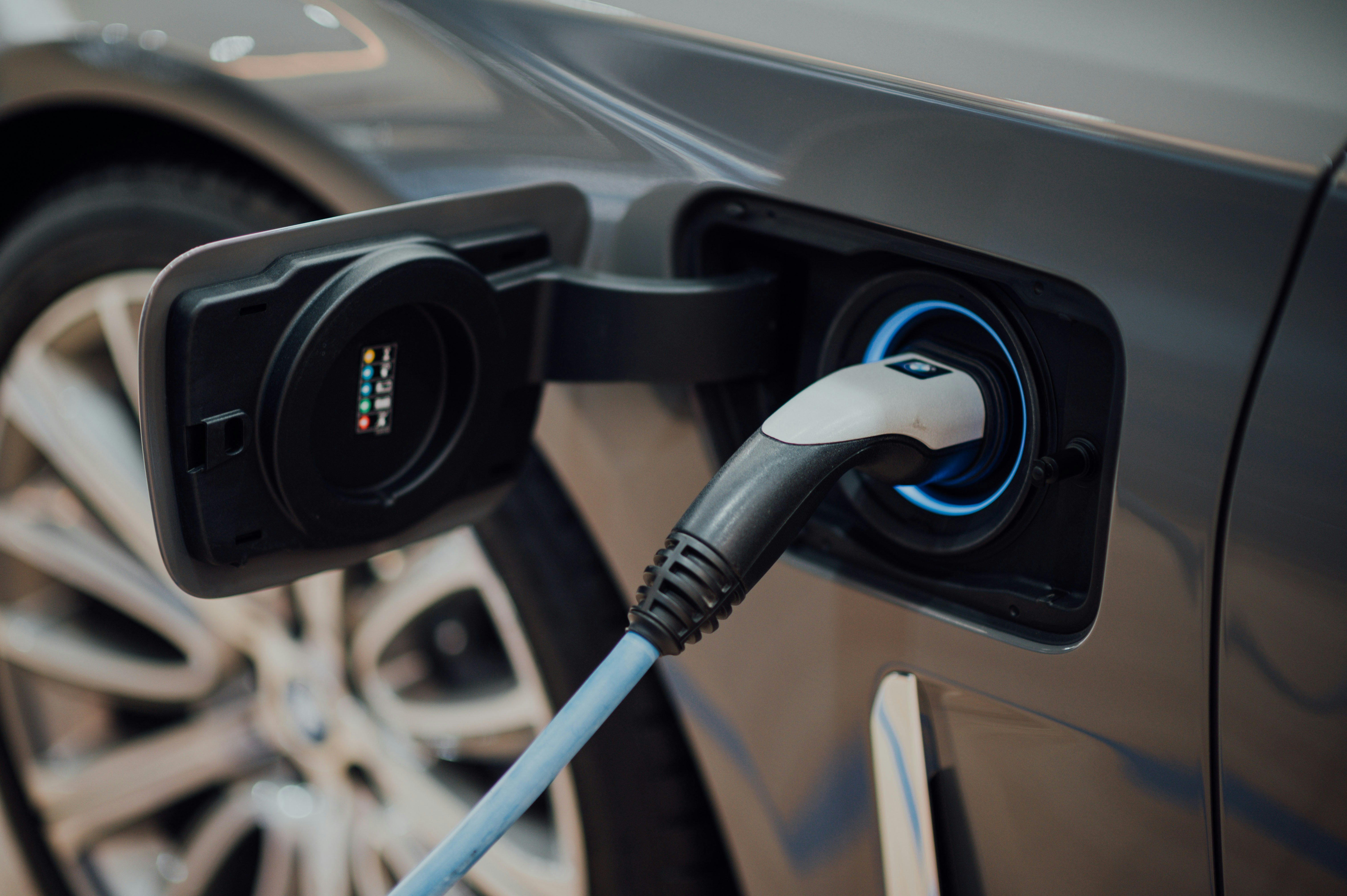 Imagem da notícia: Venda de veículos eletricos cresce face a 2024